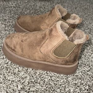Size 8 platform fuzzy shoes
